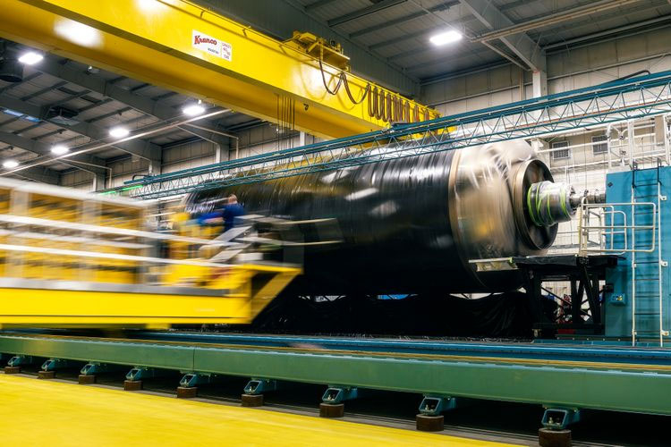 Намотка композитного корпуса новых ускорителей. Источник изображения: Northrop Grumman