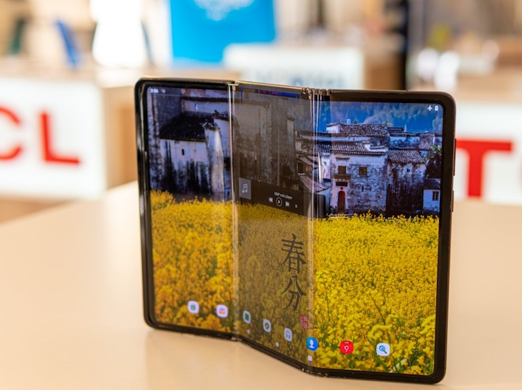 Трёхпанельный смартфон TCL Источник изображения: GSMArena